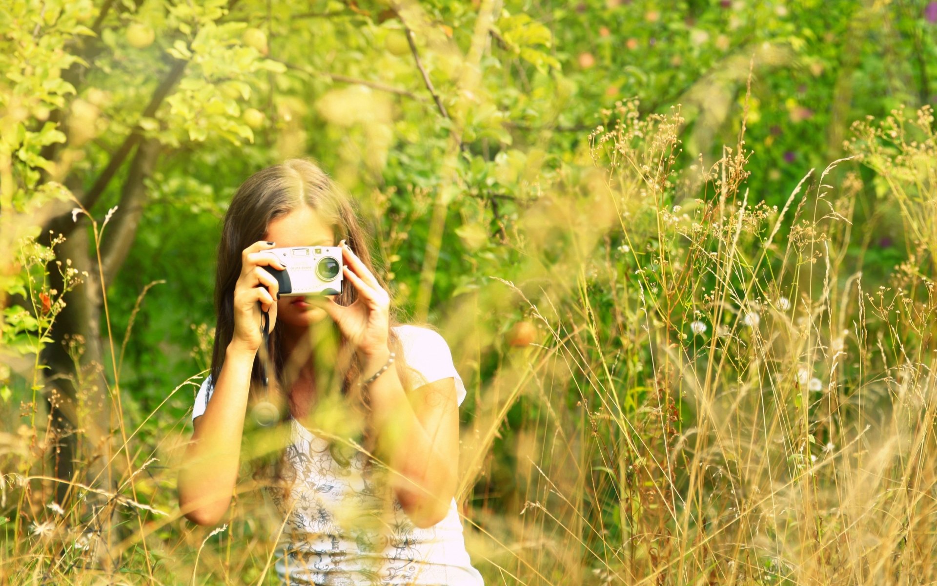 umore ragazza macchina fotografica macchina fotografica natura campo pianta spighe alberi albero foglie sfondo sfocatura carta da parati widescreen schermo intero widescreen widescreen