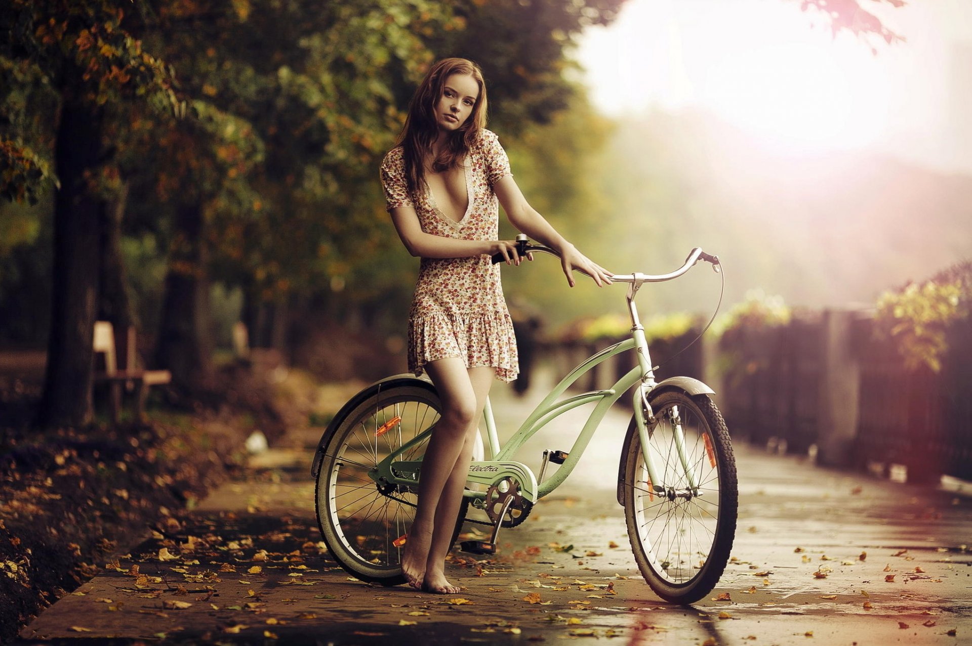 ragazza bicicletta a piedi nudi autunno tristezza