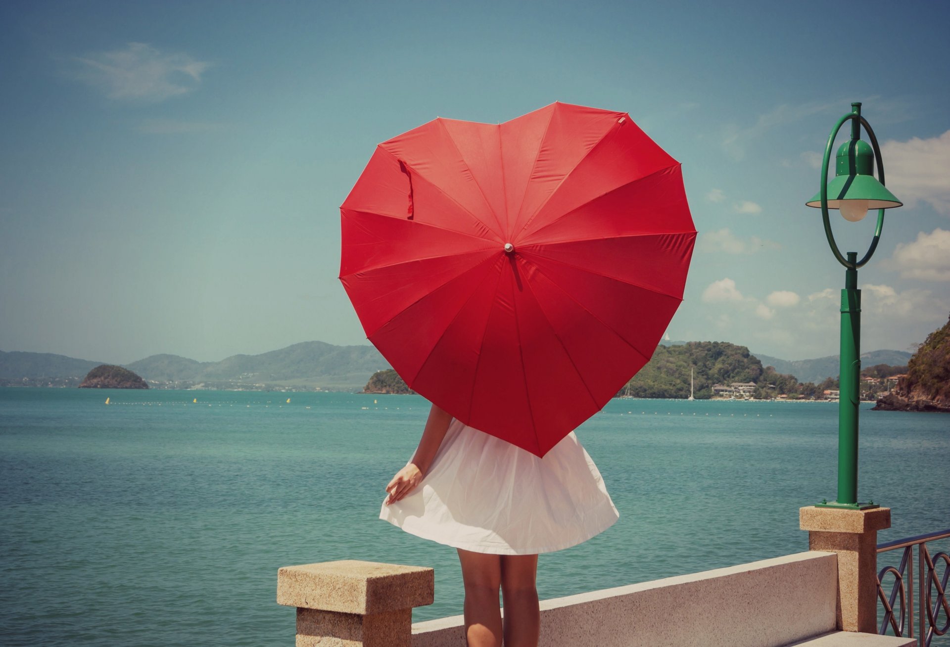 estado de ánimo chica paraguas paraguas rojo forma corazón corazón vestido mar agua río naturaleza cielo fondo papel pintado pantalla ancha pantalla completa pantalla ancha pantalla ancha