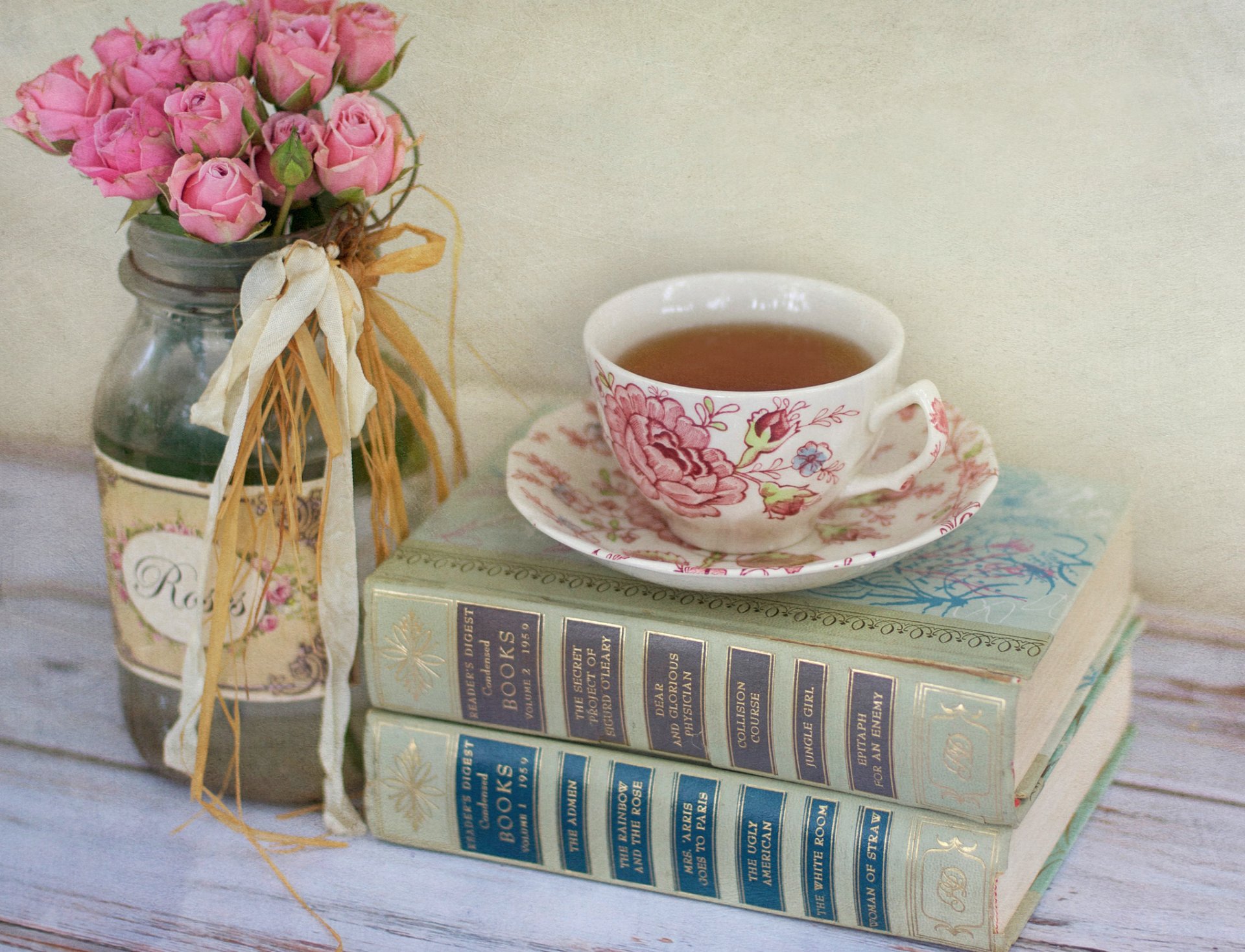 tazza tè vaso fiori rosa rose libri