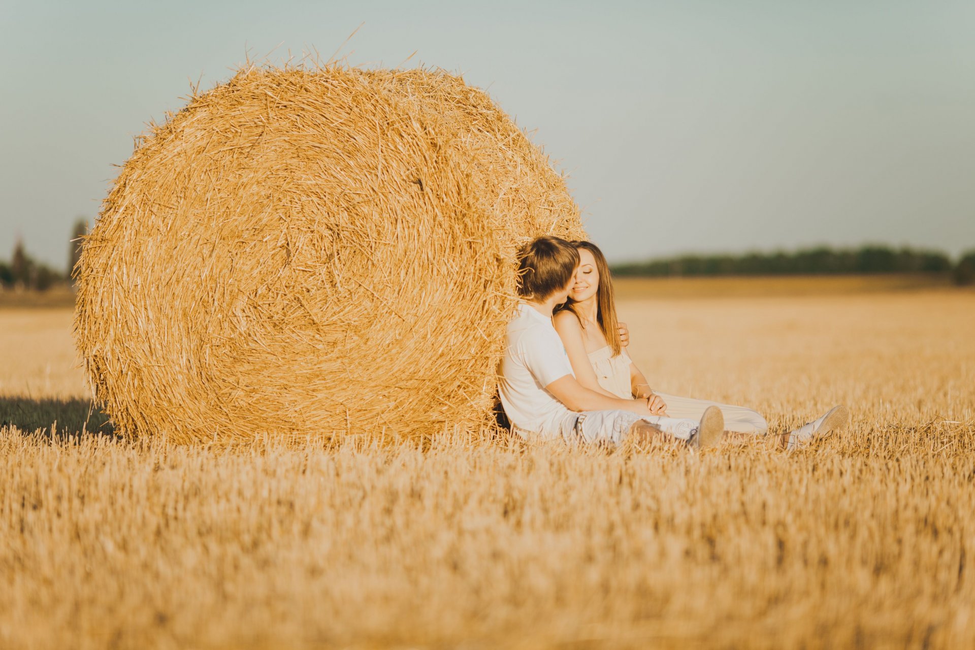 stati d animo ragazza uomo fidanzato coppia amanti sorriso sentimenti amore fieno pagliaio natura sfondo widescreen schermo intero carta da parati