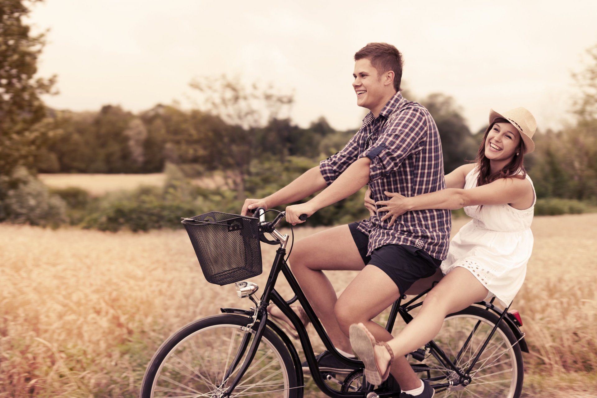 stati d animo ragazza ragazzo uomo donna coppia coppia amanti bicicletta sport gioia risate sorriso cappello cestino riposo. relax natura piante fogliame foglie sfondo carta da parati widescreen a schermo intero widescreen più