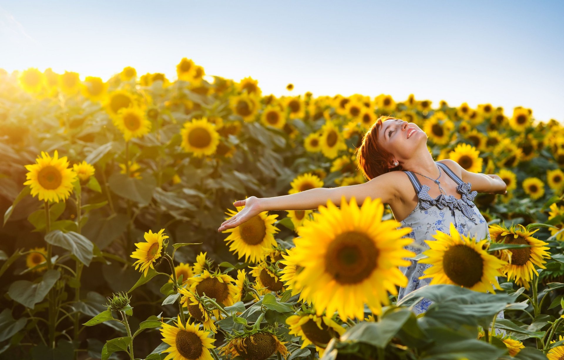 estado de ánimo chica sonrisa positivo felicidad alegría manos campo flores flores girasol girasoles amarillo fondo cielo fondo de pantalla pantalla ancha pantalla completa pantalla ancha pantalla ancha