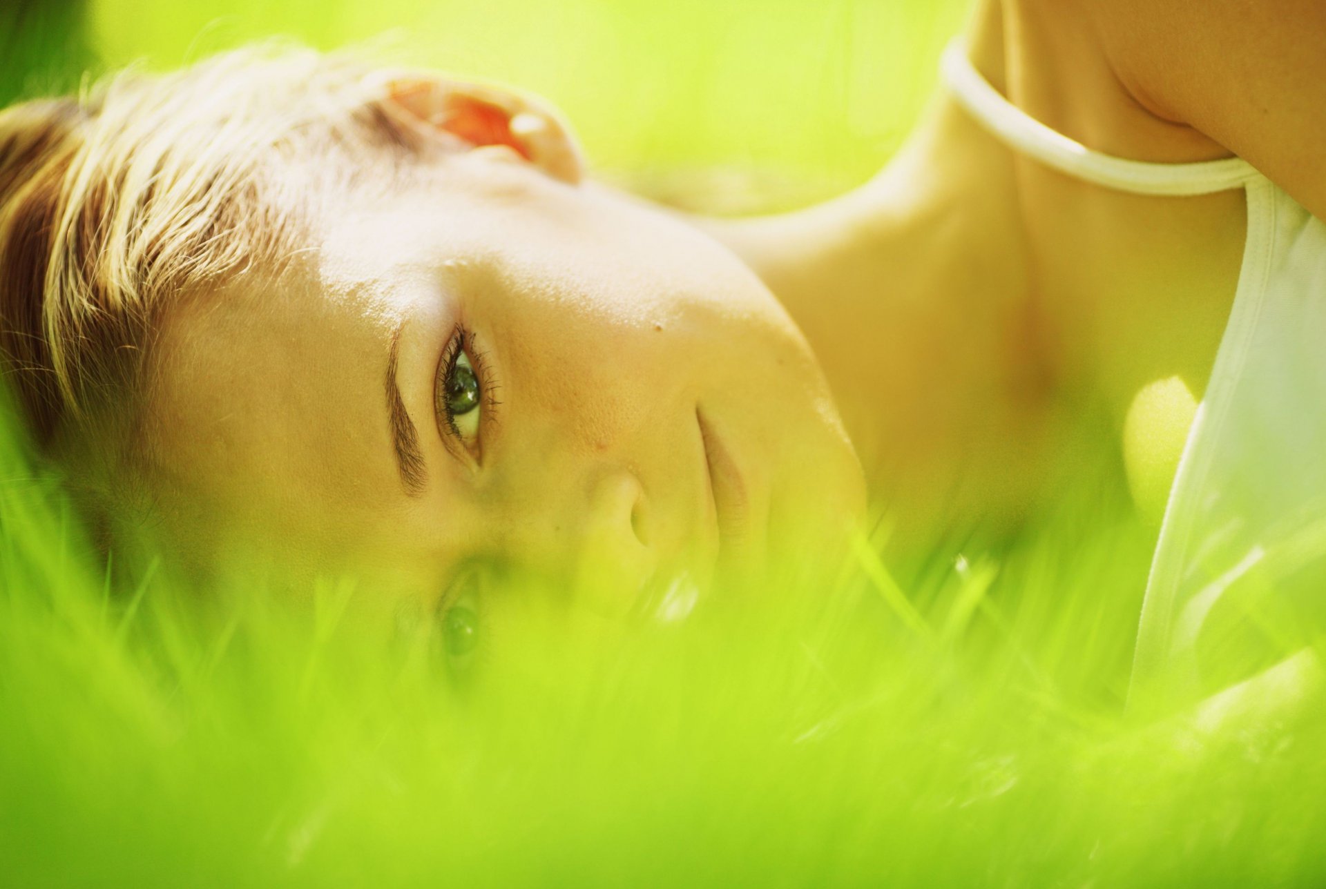 humeur fille cheveux blonds regard visage yeux macro herbe verdure prairie nature soleil fond d écran écran large plein écran écran large écran large