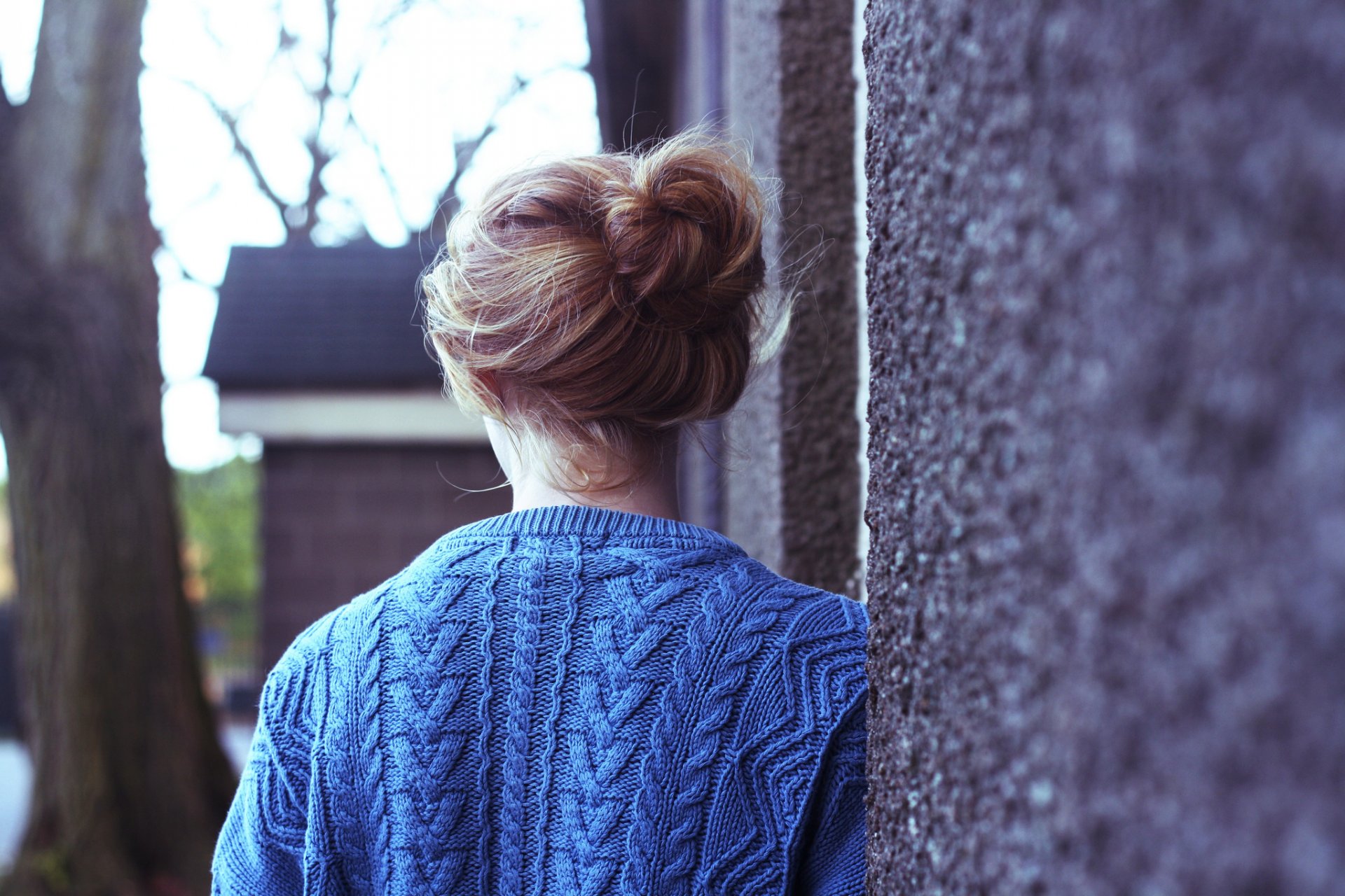 stimmung mädchen pullover jacke gestrickt blau bündel haar wand baum hintergrund tapete