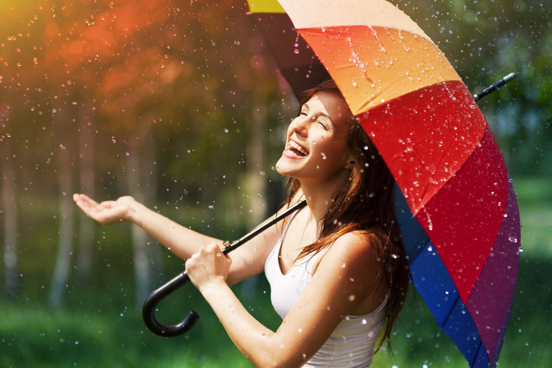 humeur fille brunette sourire joie positif bonheur amusement parapluie parapluie coloré pluie pluie gouttes été soleil fond fond d écran écran large plein écran écran large