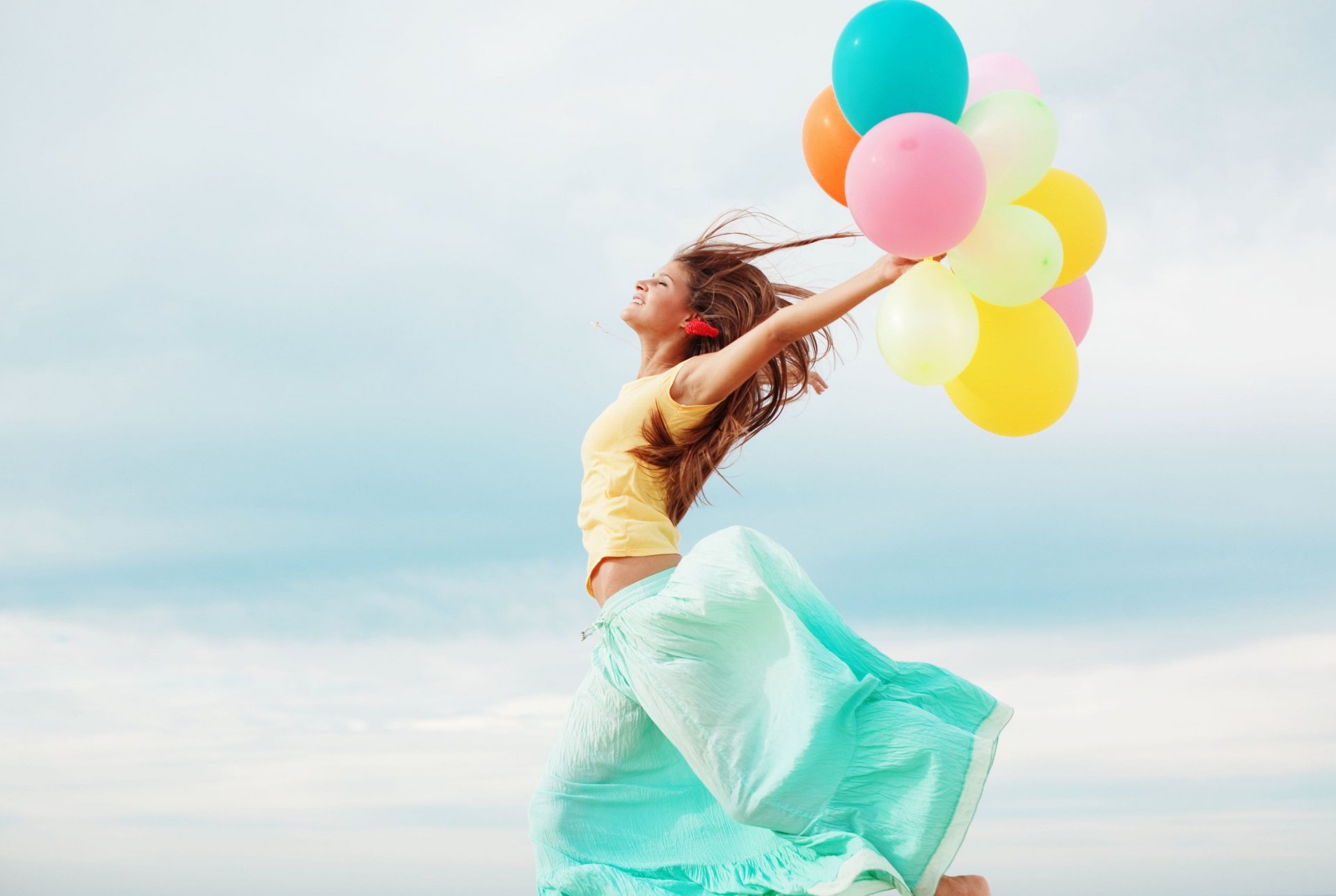 mood ragazza sorriso azione movimento gonna palloncini palloncini colorato libertà sfondo carta da parati widescreen schermo intero widescreen widescreen