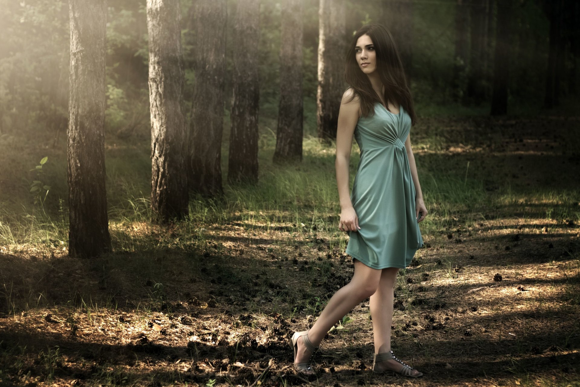 estado de ánimo chica mujer morena cara maquillaje vestido verde naturaleza árboles hierba vegetación fondo papel pintado pantalla ancha pantalla completa pantalla ancha pantalla ancha