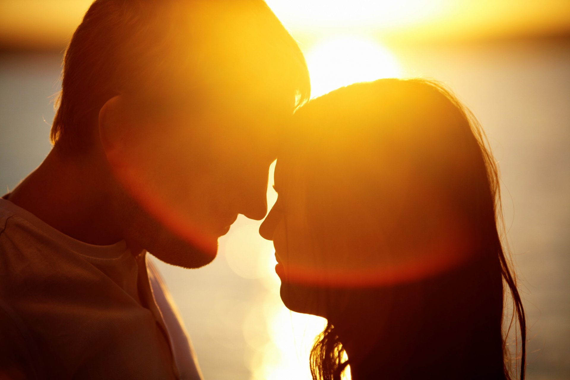 stati d animo ragazza donna fidanzato uomo coppia amanti sentimenti amore silhouette sorriso felicità gioia sole tramonto sfondo widescreen schermo intero widescreen carta da parati