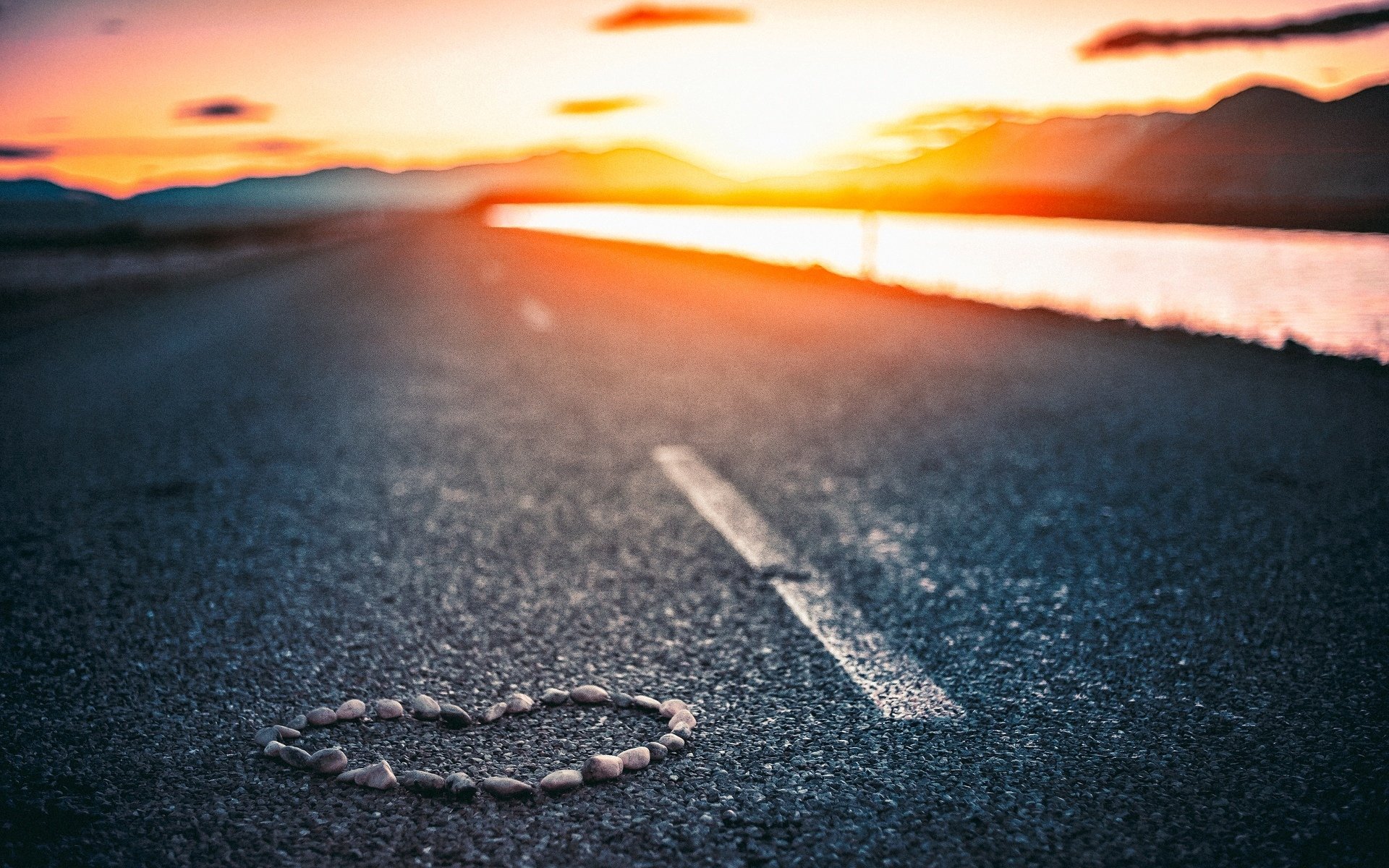 estado de ánimo carretera piedras guijarros corazón corazón amor asfalto agua río puesta de sol sol cielo nubes desenfoque fondo fondo de pantalla pantalla ancha pantalla completa pantalla ancha