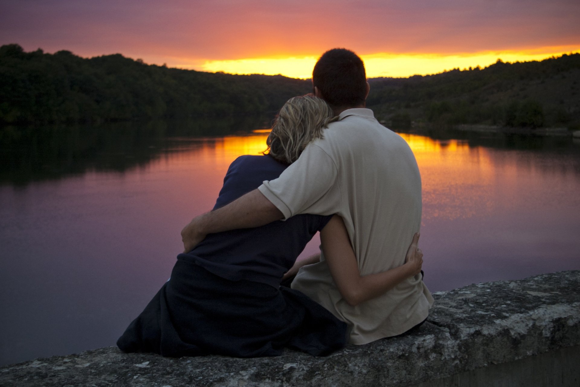 stimmungen mädchen kerl mann frau paar liebhaber umarmungen gefühle liebe wärme steine fluss meer wasser bäume laub blätter reflexion sonnenuntergang romantik hintergrund tapete widescreen vollbild widescreen wid