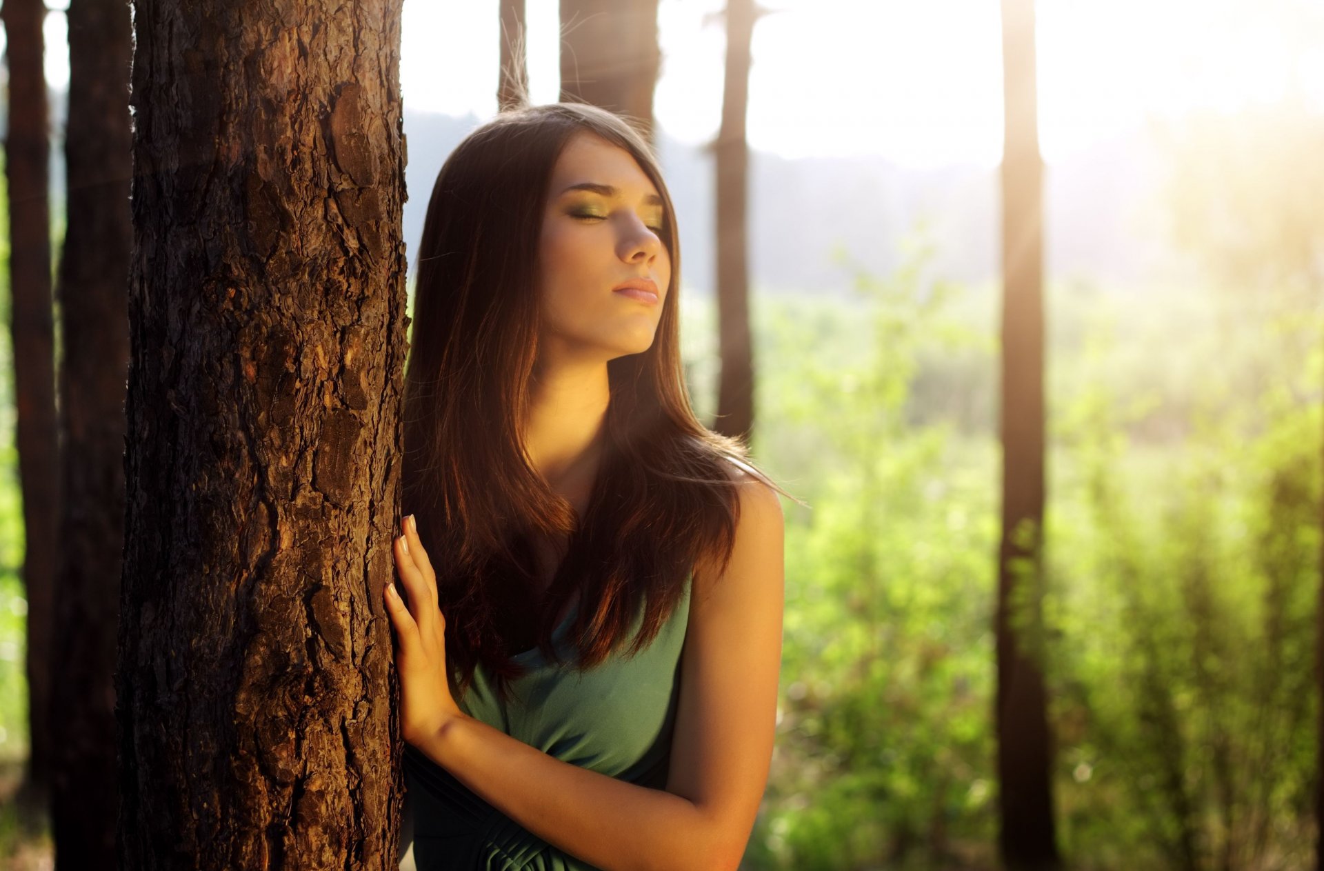 estado de ánimo chica morena cara maquillaje árbol hojas hojas sol fondo papel pintado pantalla ancha pantalla completa pantalla ancha pantalla ancha