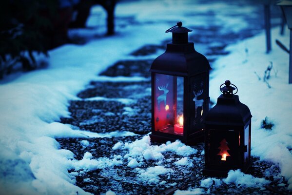 Laternen auf der Winterstraße