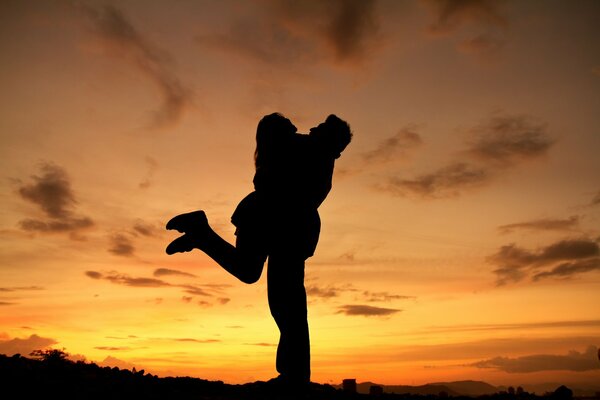 Rencontre romantique de deux amoureux au coucher du soleil