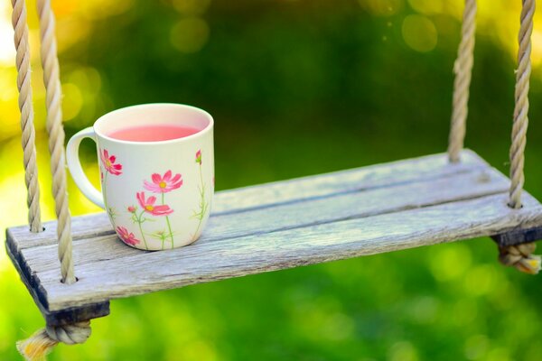 Tazza su un altalena su uno sfondo sfocato