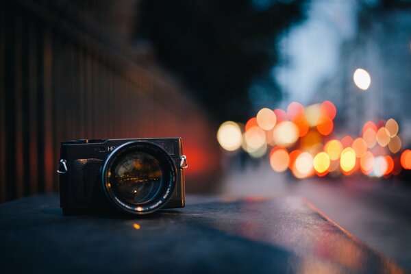 Éblouissement et appareil photo se trouve dans la rue