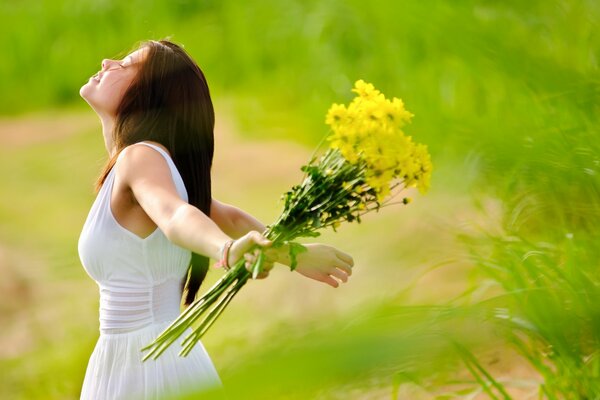 Chica en el campo recoge flores para la comodidad de la casa