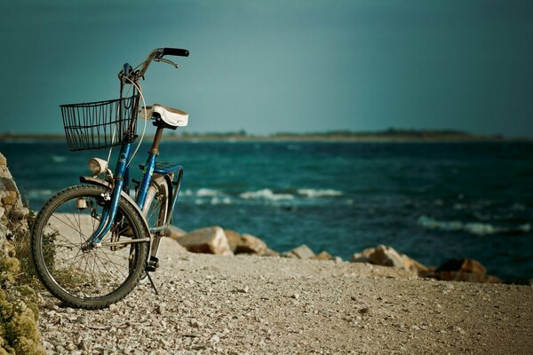 Foto atmosférica bicicleta en la orilla del mar