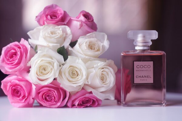 Perfumy Coco Chanel z bukietem róż biało-różowych