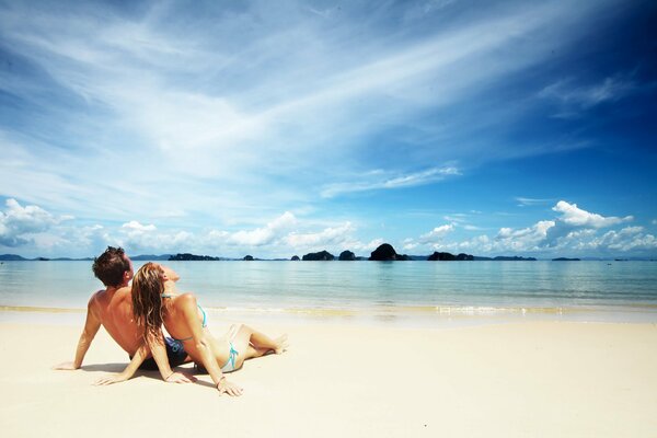 Paar am sonnigen Strand