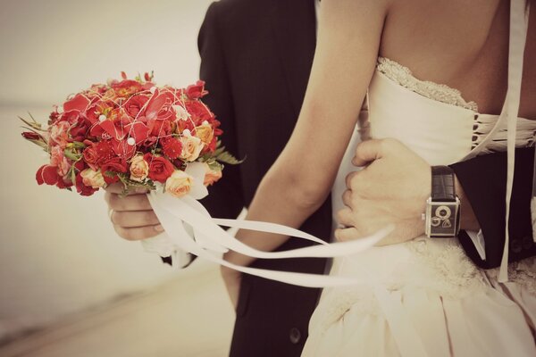 Fotografia di matrimonio con bouquet rosso