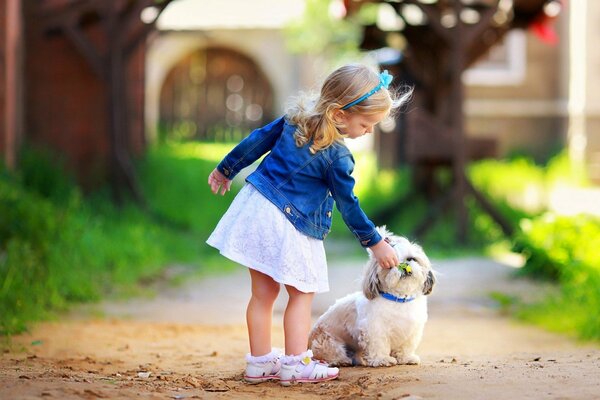 Rue, été, petite fille marche avec un chien