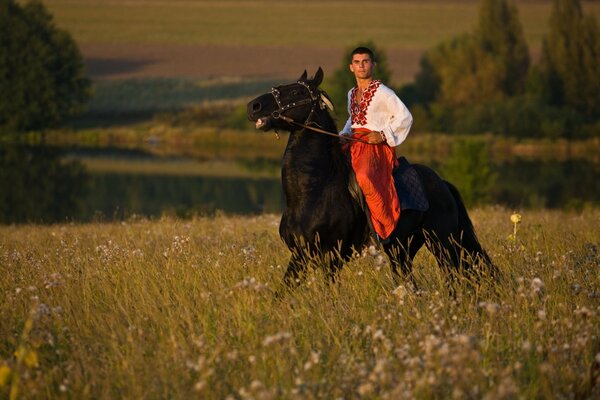 Ein Mann auf einem Pferd in ukrainischer Kleidung