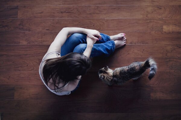 Chica sentada en el Suelo con un gato