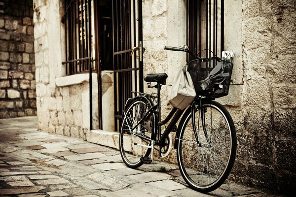 Bicicleta con cesta en la calle de la ciudad