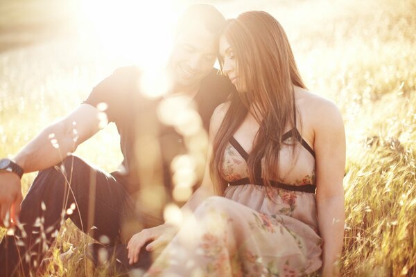 Amoureux. Couple assis dans l herbe