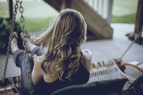 Capelli da ragazza su un altalena oscillante