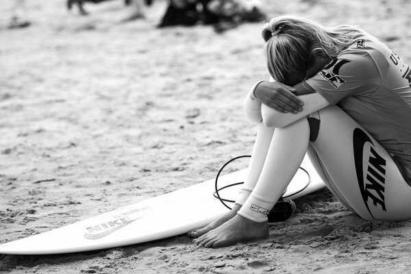 Chica frustrada con una tabla de surf