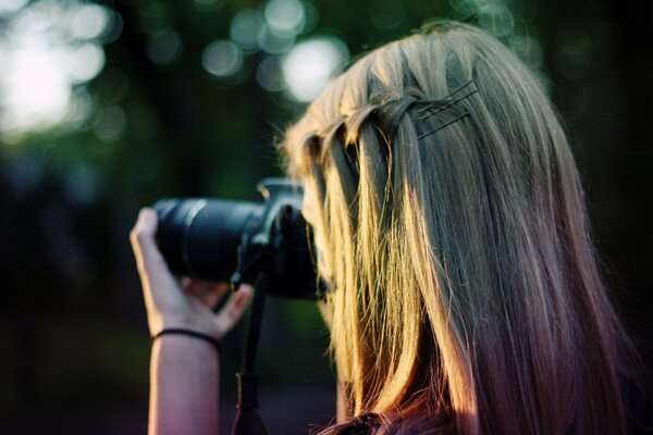 Aparat fotograficzny łagodzi nastrój dziewczyny