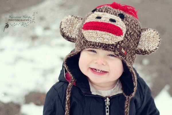 Portrait d un enfant dans un chapeau drôle