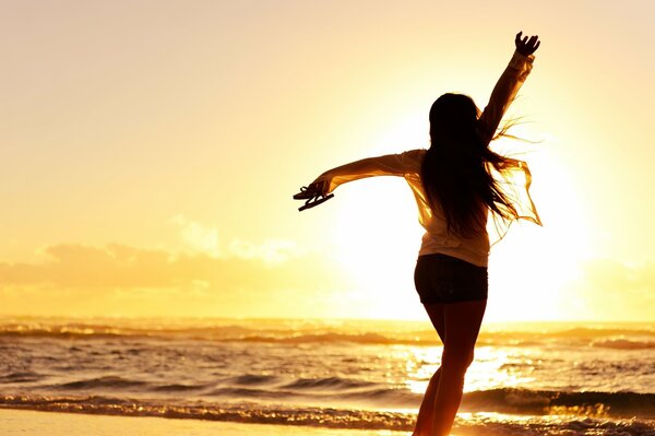 Silhouette d une jeune fille au coucher du soleil de la mer