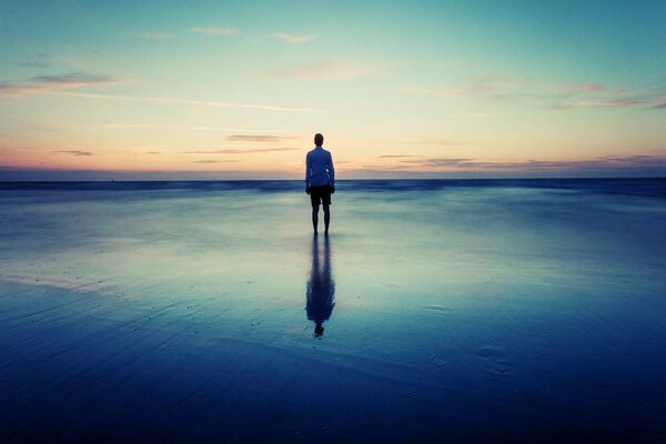 Un hombre solitario en el horizonte