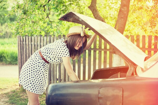 Fille dans une robe à pois et un chapeau