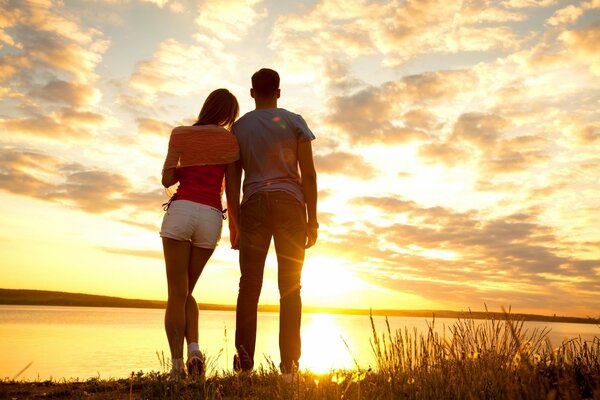 Mec et fille romance au coucher du soleil