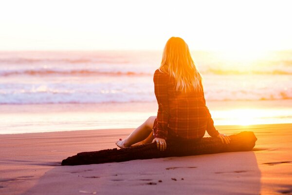 The girl was thinking on the beach by the river