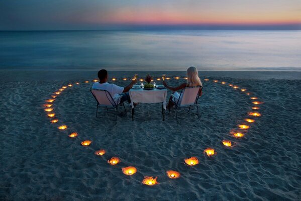 Noche romántica con velas junto al mar