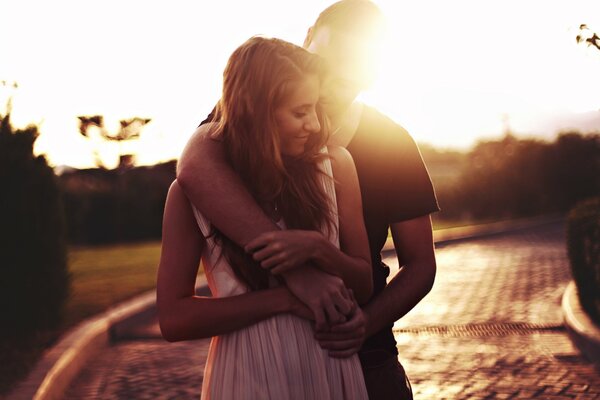 Couple amoureux sur fond de coucher de soleil dans le parc