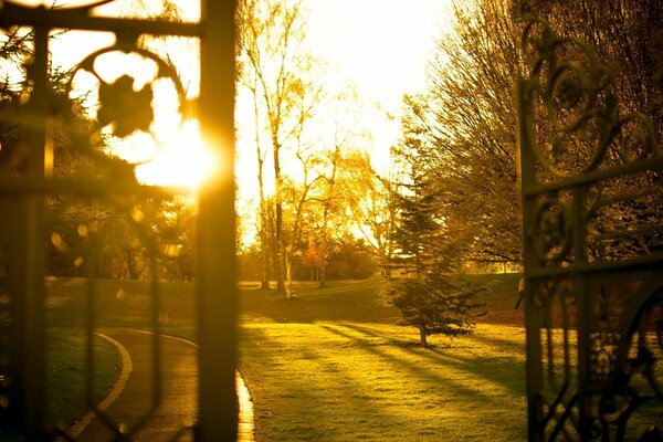 Porte du jardin, beau coucher de soleil