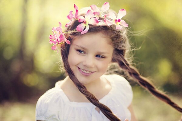 Fille avec une Couronne gambader et souriant