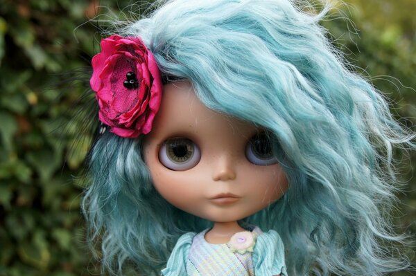 Puppe mit blauem Haar mit Blume im Haar