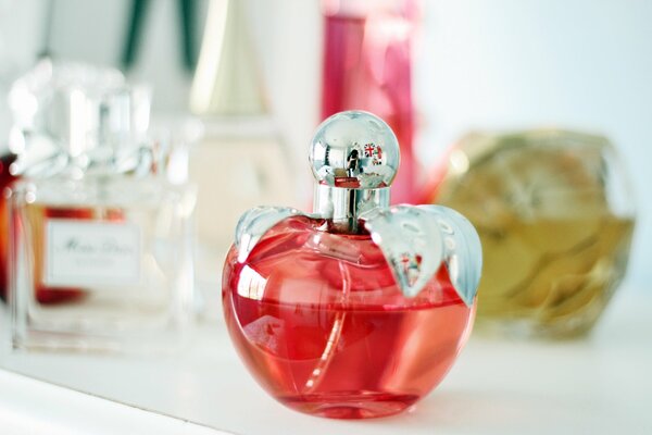 Parfum d ambiance debout sur une étagère et se reflétant dans un miroir