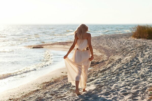 Promenade sur la plage de la mer