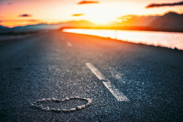 Corazón de piedras en el fondo de la puesta de sol