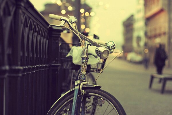 Bicicleta en la valla de la calle de la ciudad