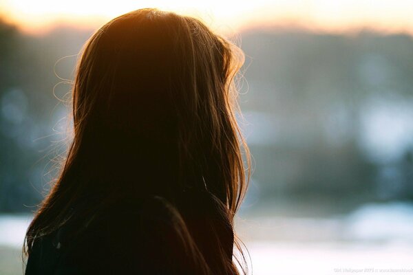 Brunette looking into the distance on a blurry background