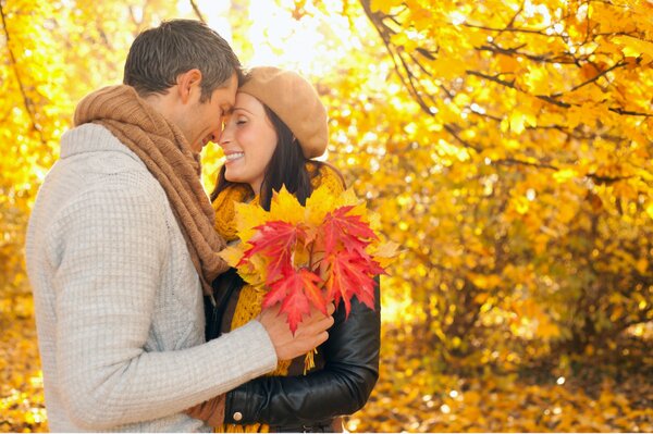 Pareja enamorada en el bosque de otoño